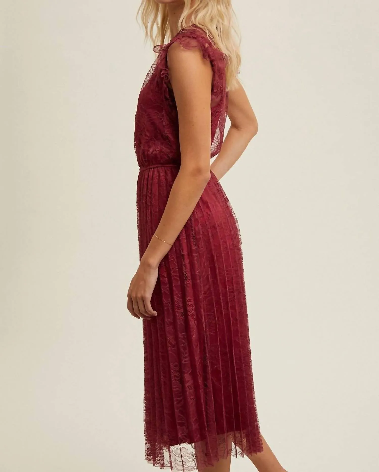 Finnley Floral Lace Pleated Midi Dress In Wine