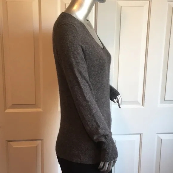 Halogen 100% Cashmere V-Neck Sweater