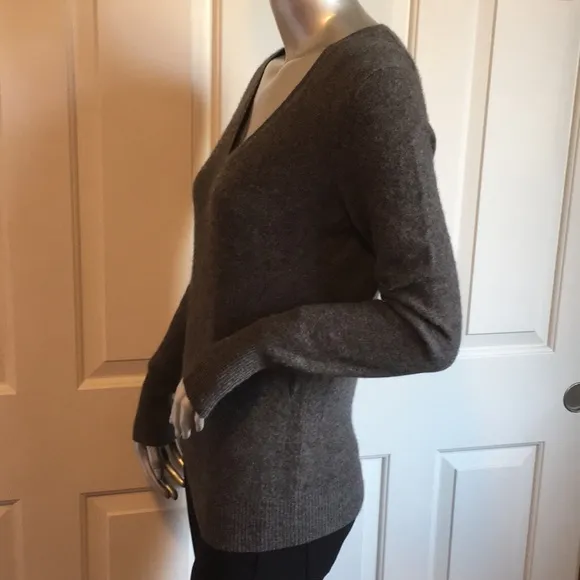 Halogen 100% Cashmere V-Neck Sweater