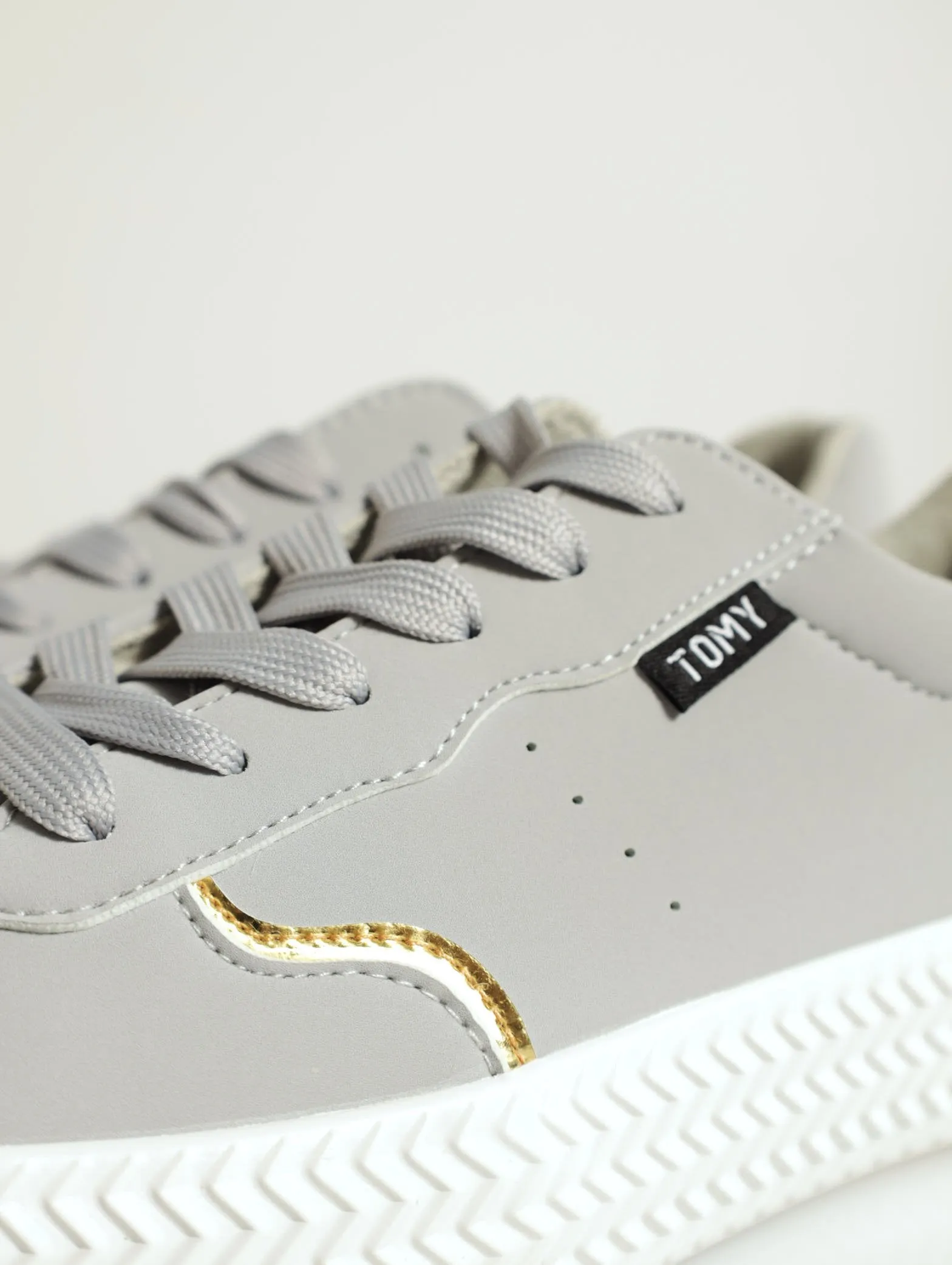Low Cut Pu Platform Lace-up Metallic Insert Sneaker - Light Grey