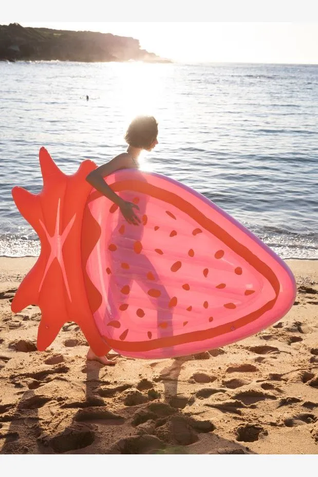SUNNYLIFE LUXE LIE-ON FLOAT STRAWBERRY PINK BERRY