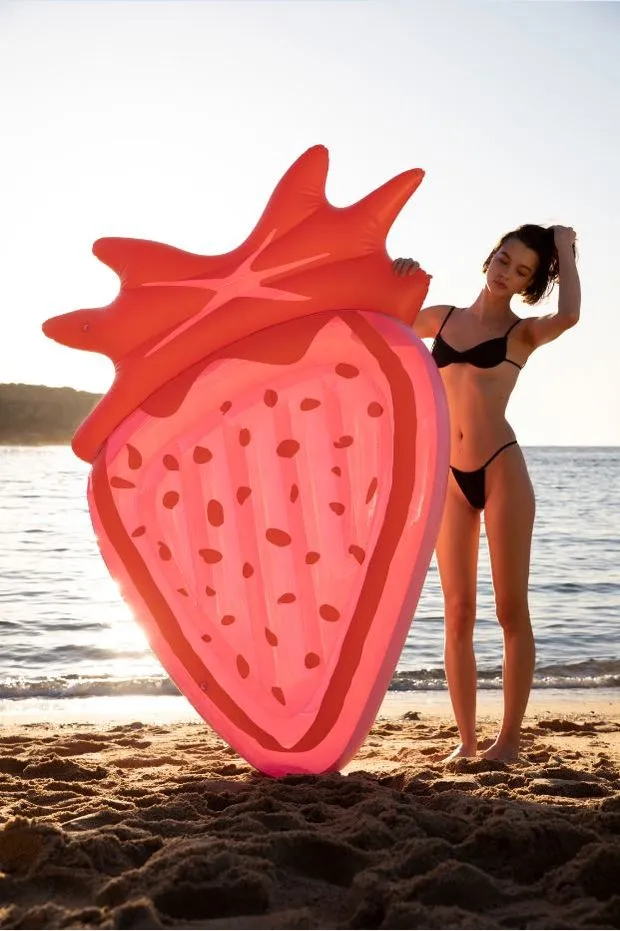 SUNNYLIFE LUXE LIE-ON FLOAT STRAWBERRY PINK BERRY