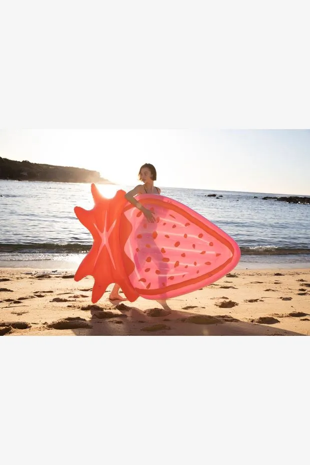 SUNNYLIFE LUXE LIE-ON FLOAT STRAWBERRY PINK BERRY