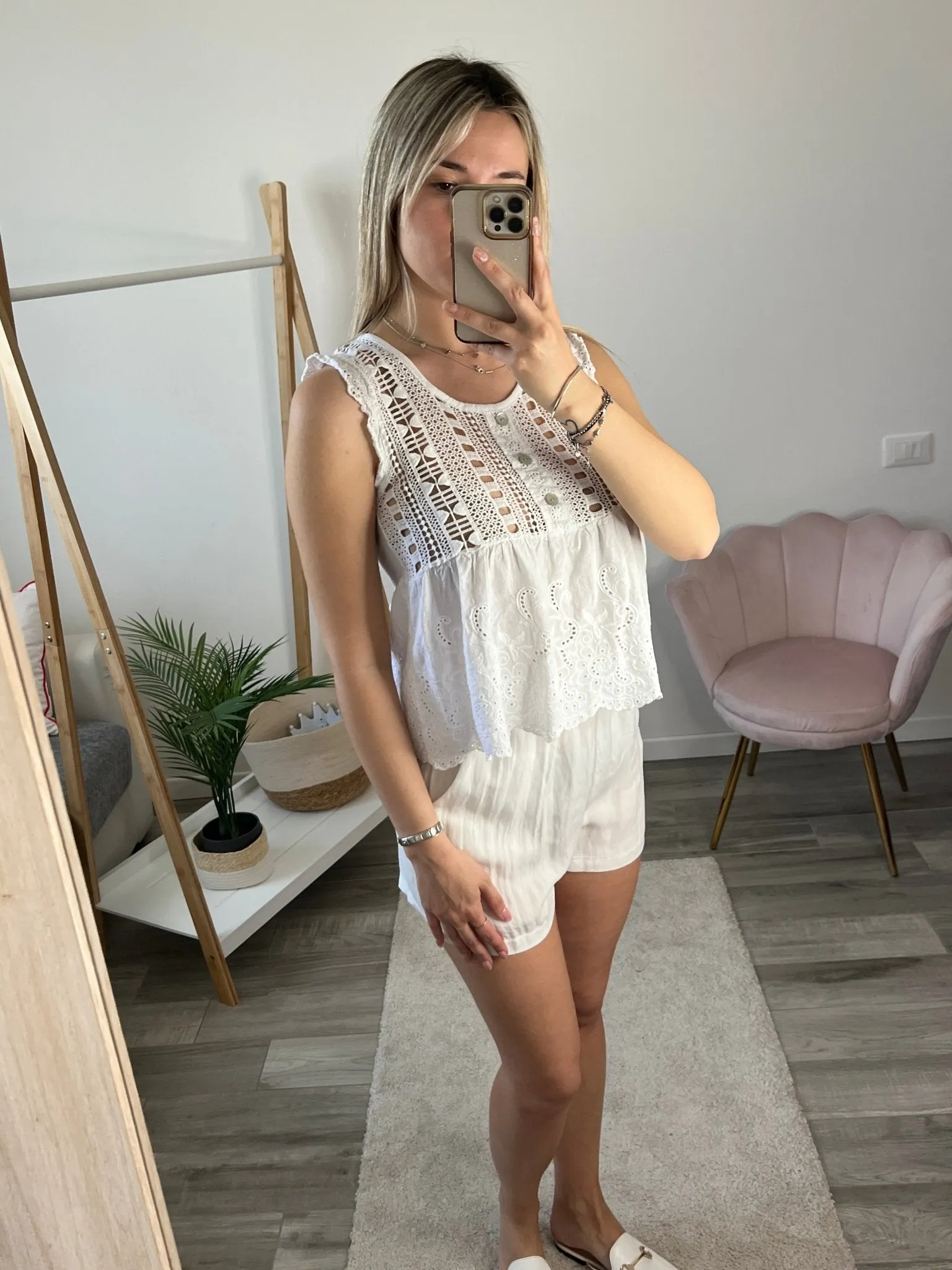 Top bianco con ricami all'uncinetto
