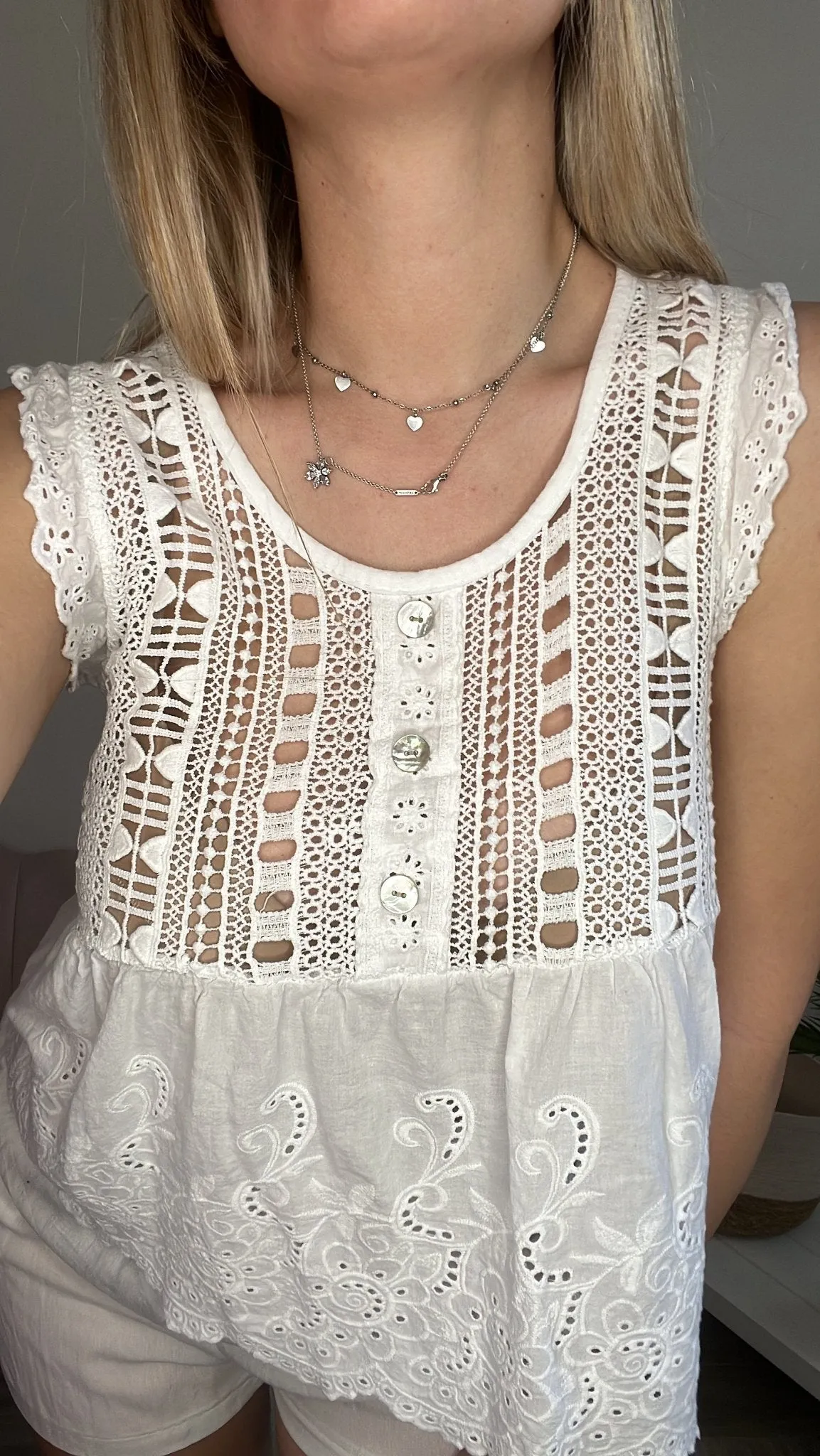 Top bianco con ricami all'uncinetto