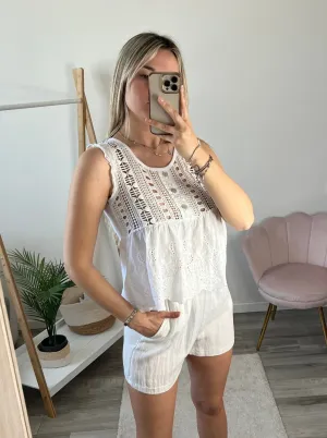 Top bianco con ricami all'uncinetto