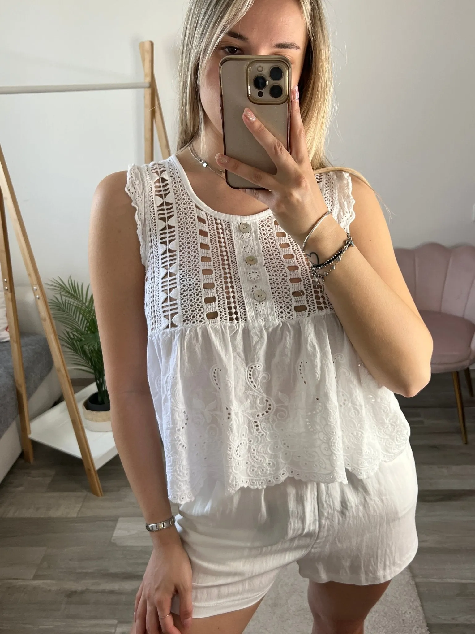 Top bianco con ricami all'uncinetto